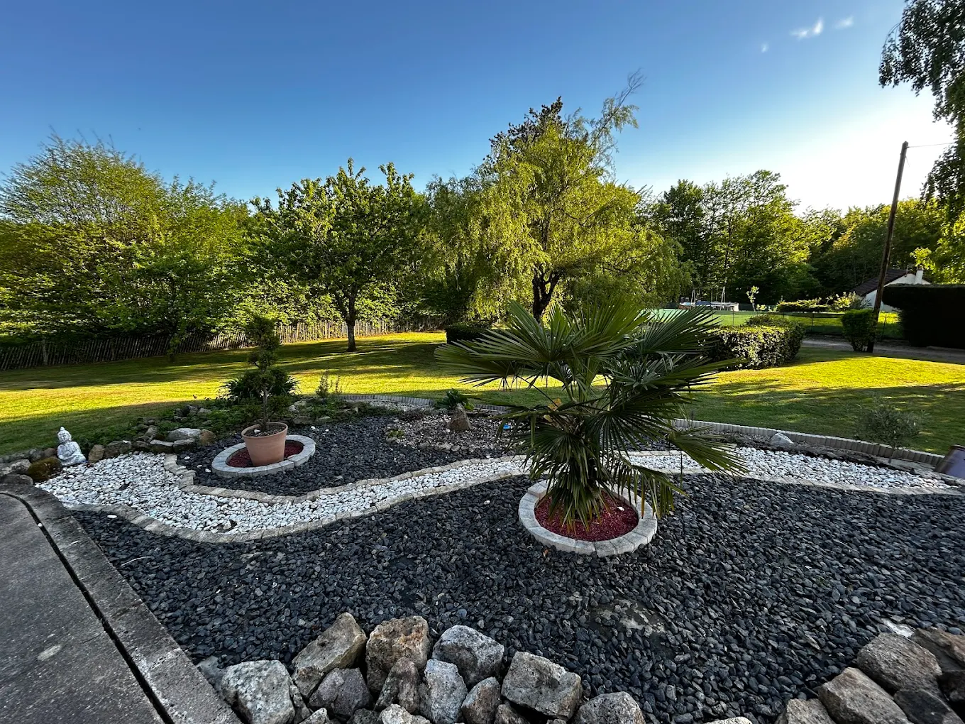 Paysagiste Entretien complet du terrain : tonte de l'herbe, nettoyage des pierres et des chemins Autun 71400