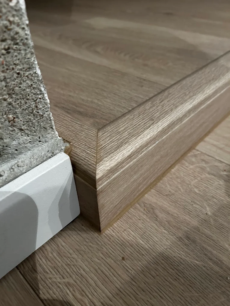 Réalisation M'ton chez toi pose de pleinthes de parquet Autun 71400